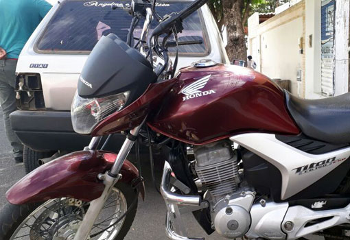 Brumado: moto e automóvel colidem no entorno da Praça Senhor do Bomfim