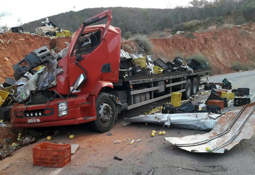 Rio de Contas: caminhão carregado com maracujá colide contra barranco e capota na BA-148