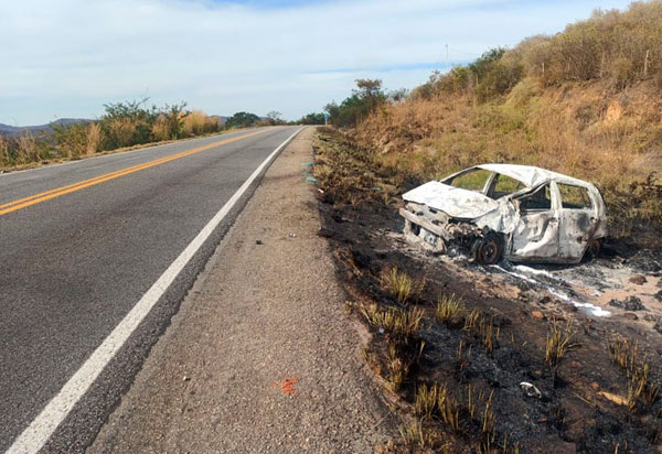 Ibitira: Mulher fica gravemente ferida após carro capotar e pega fogo na BR-030