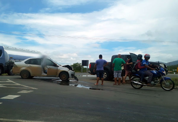 Brumado: Carros colidem na rotatória da BA-262 com a BR-030