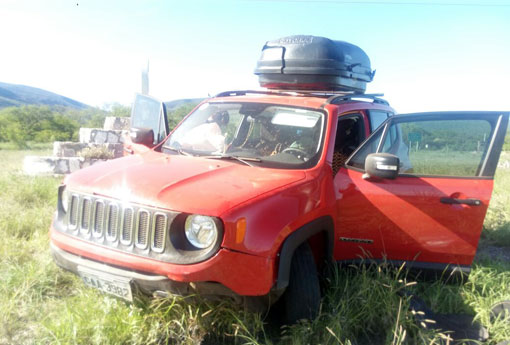 Brumado: motorista não percebe rotatória e colide carro contra canteiro central da BR-030