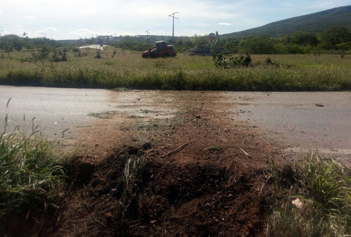 Brumado: motorista não percebe rotatória e colide carro contra canteiro central da BR-030