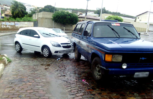 Brumado: Condutora desrespeita sinalização em rotatória e colide contra fundo de veículo