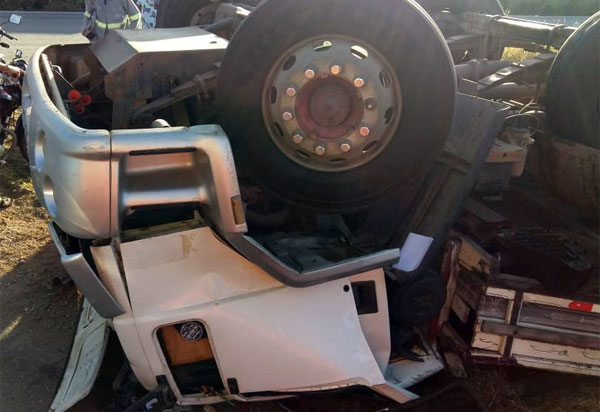 Brumado: motorista morre após caminhão tombar na rotatória da BR-030