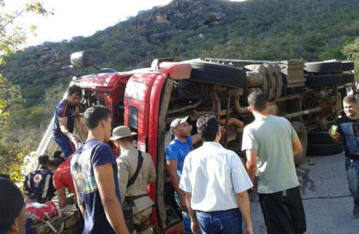 Caminhão tombou na Serra das Almas, trecho entre Livramento e Rio de Contas