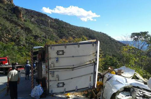 Caminhão tombou na Serra das Almas, trecho entre Livramento e Rio de Contas