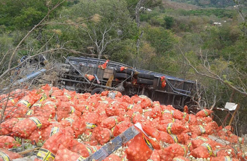 Serra das Almas: Caminhão carregado de cebola cai em ribanceira entre Livramento e Rio de Contas