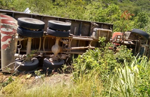 Caminhão baú tomba na Serra das Almas entre Livramento e Rio de Contas