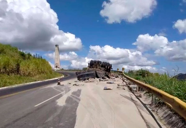 Caminhão carregado com cimento capota na Serra do Marçal e motorista sai ileso