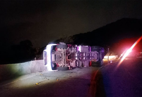 Serra das Almas: Caminhão tombou no trecho entre os municípios de Rio de Contas e Livramento de Nossa Senhora