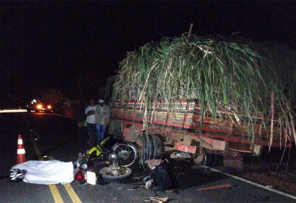 Homem morre após moto colidir contra caminhão entre os municípios de Tanhaçu e Ituaçu