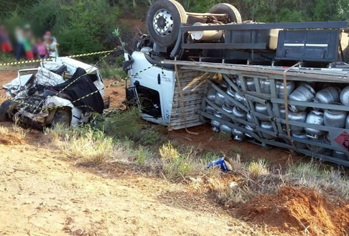 Homem morre após acidente envolvendo automóvel e caminhão na BA-142