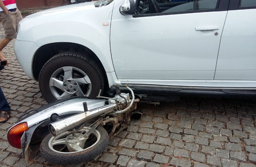 Brumado: Moto e automóvel colidem próximo a Praça dos Trabalhadores