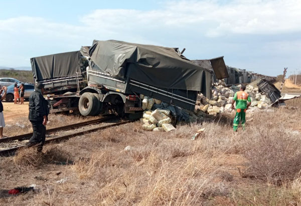 Colisão entre carreta e trem é registrada em Brumado