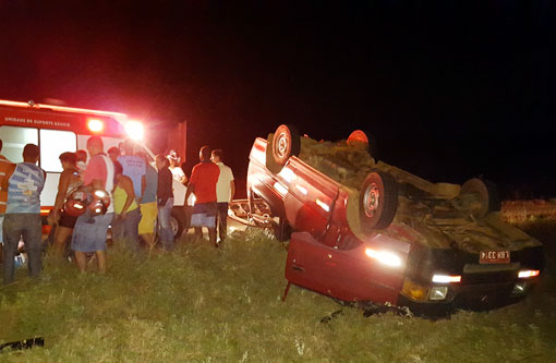 Brumado: Van tomba na BA-148, após desviar de homem no meio da pista e colidir com moto