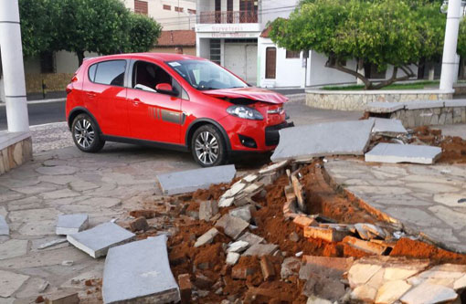 Motorista perde o controle da direção e invade Praça da Prefeitura