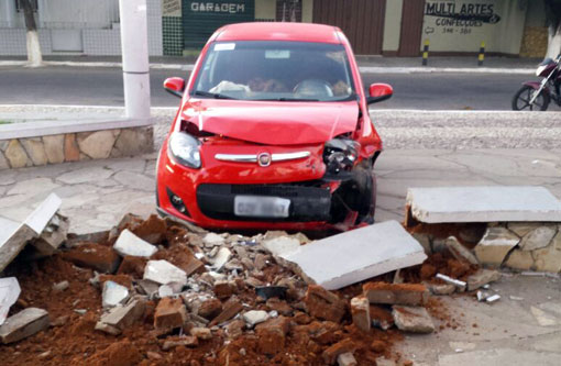 Motorista perde o controle da direção e invade Praça da Prefeitura