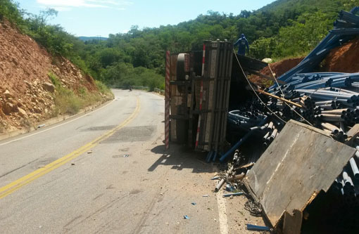 Caminhão carregado com canos tombou  na BA-148