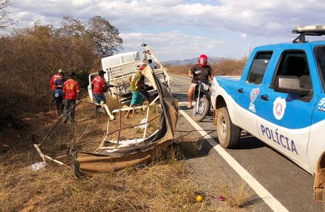 Livramento: Caminhonete com passageiros capota na BA 152