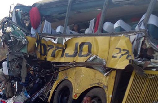 Acidente com ônibus, carreta e trator deixa pelo menos 14 mortos