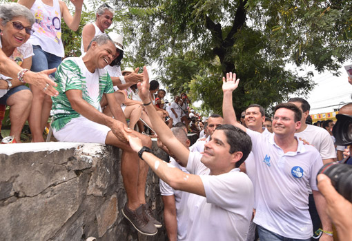 ACM Neto é recebido com papel picado pela multidão durante cortejo do Bonfim