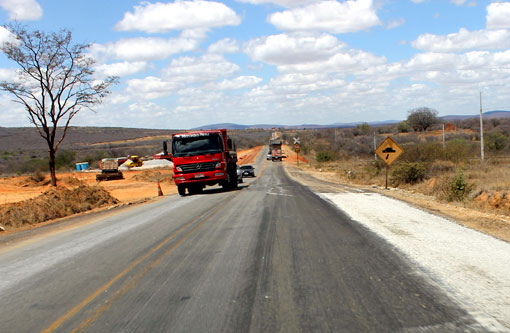 Brumado: Acostamento da BR-030 está sendo feito