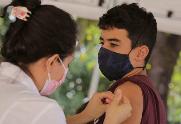 Covid-19: ministério da Saúde volta a recomendar vacinação de adolescentes