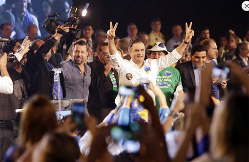 Aécio Neves é reeleito presidente do PSDB em convenção com fortes críticas ao governo Dilma