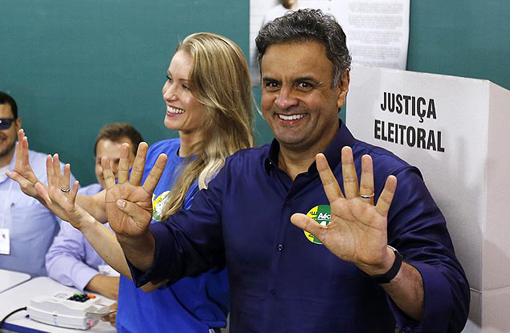 Confiante, Aécio Neves vota e diz: 'fiz a minha parte'