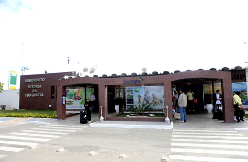 Jovens ateiam fogo em produtos da aeronáutica em Conquista