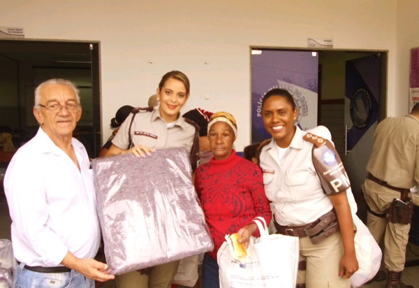 BCS de Conquista doa agasalhos e cobertores para moradores