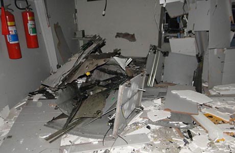 JAGUAQUARA: BANDIDOS EXPLODEM CAIXAS ELETRÔNICOS