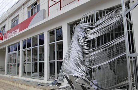 JAGUAQUARA: BANDIDOS EXPLODEM CAIXAS ELETRÔNICOS