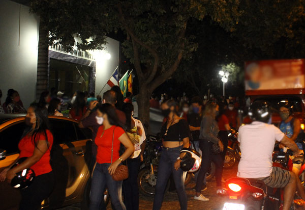 Brumado: aglomeração de pessoas na frente da Câmara de Vereadores revolta população