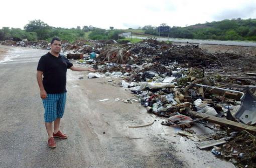Brumado: Vereador Agno Meira denuncia descarte ilegal de lixo e entulho