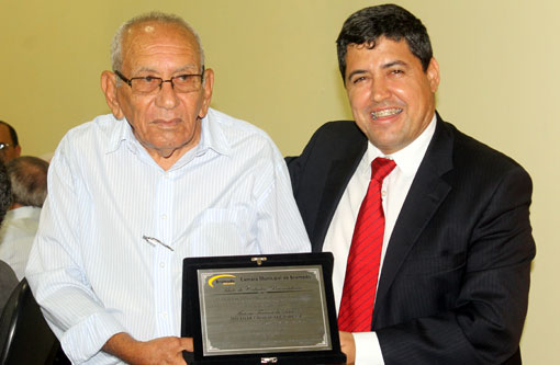 Vereador Agno Meira entrega Título de Cidadão Brumadense ao senhor Antônio Ferreira