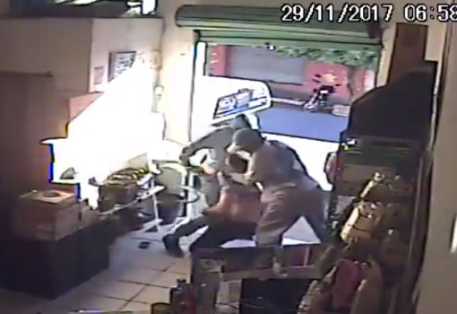 Brumado: comerciante é agredido em seu comércio na Praça do Mercado; bandidos deixaram arma cair no chão
