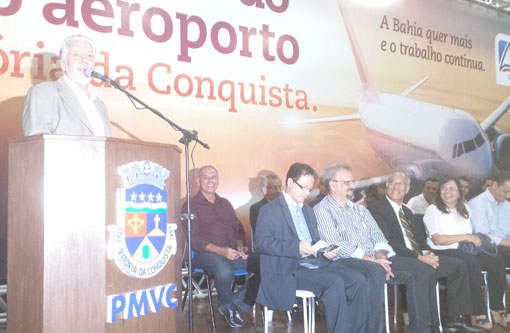 Aguiberto participa da solenidade de assinatura da ordem de serviços para a construção do novo Aeroporto de Conquista