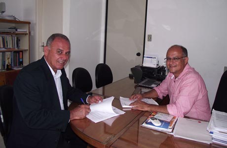 Aguiberto assina convênio para a contratação de 5 carros pipas