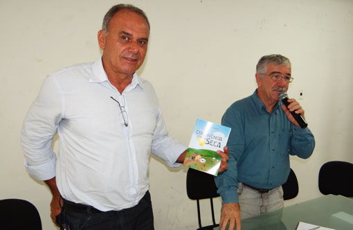 Brumado: Aguiberto participa de reunião do CMDS e entrega cartilha de convivência com a Seca