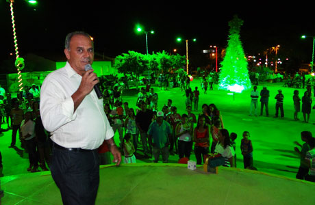 Aguiberto inaugura iluminação natalina na Vila Presidente Vargas