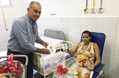 Brumado: Prefeito Aguiberto entrega kit à gestante dentro da programação da 3ª Edição da Semana do Bebê