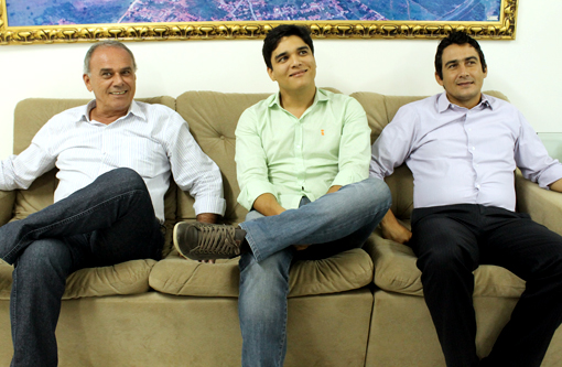 Ao lado de Aguiberto e Márcio Moreira, Vitor Bonfim agradece os votos recebidos em Brumado