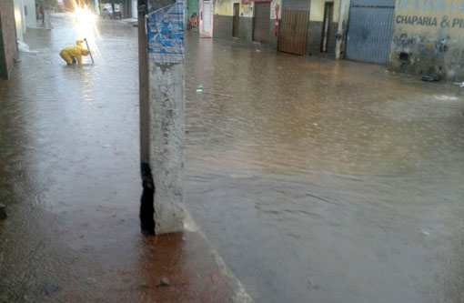 Chove forte em Brumado alguns pontos da cidade ficam alagados