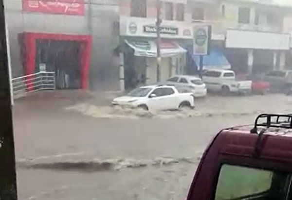 Vídeo: Chuva forte causa alagamento na Avenida Centenário, em Brumado