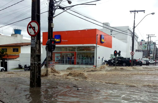Chuva alaga ruas de Vitória da Conquista em meia hora