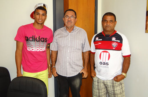 Alan Pinheiro volta do Japão e pode retornar ao Vitória