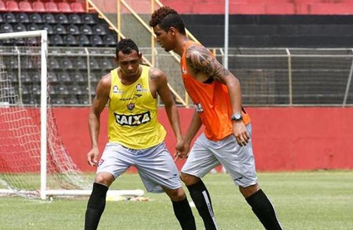 Alan Pinheiro se destaca e ganha vaga no Vitória