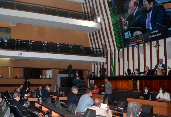 Ajuda a municípios afetados pela chuva e reajustes salariais são aprovados pelo Legislativo Baiano