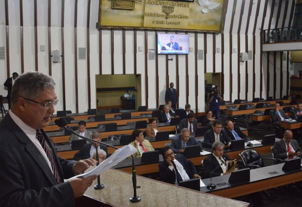 Bahia: gratificação dos professores da rede estadual de ensino mudou de 80 horas para 270 horas de aperfeiçoamento no estudo
